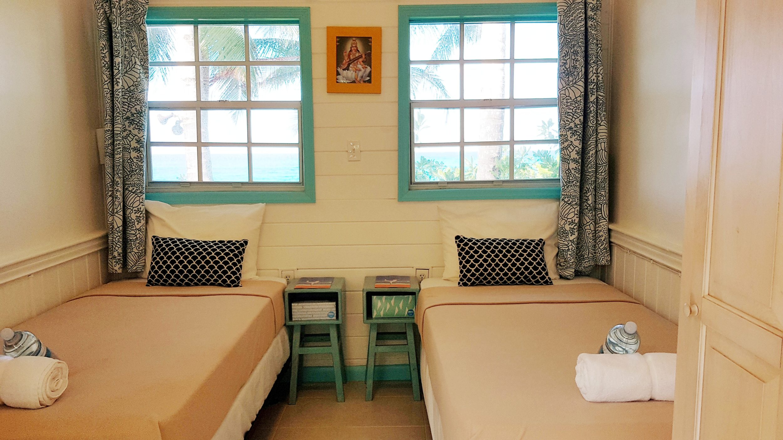 Beach Hut West - Two twin beds in a room overlooking the ocean