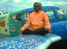 Swami Vishnudevanada with his peace plane | sivanandabahamas.org